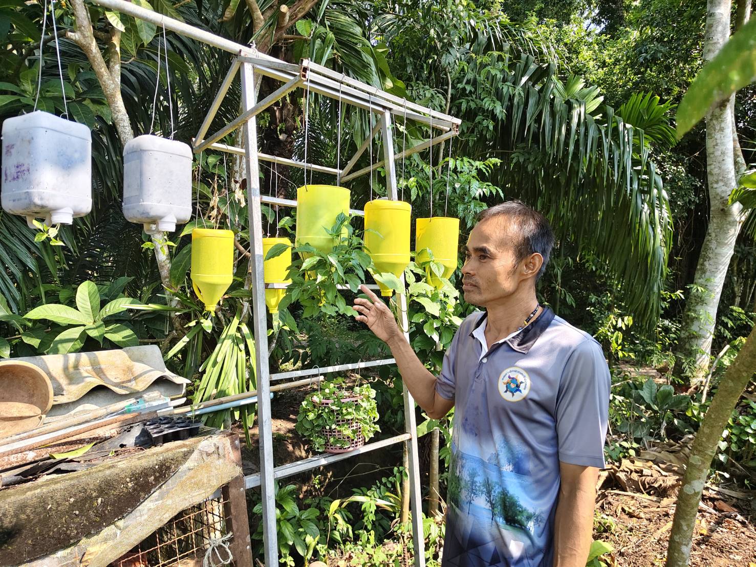 พลิกไอเดียสร้างสุข! "กำนันพงษ์วัฒน์" ปลูกผักกลับหัว เปลี่ยนวัสดุเหลือใช้เป็นคลังอาหารชุมชน 